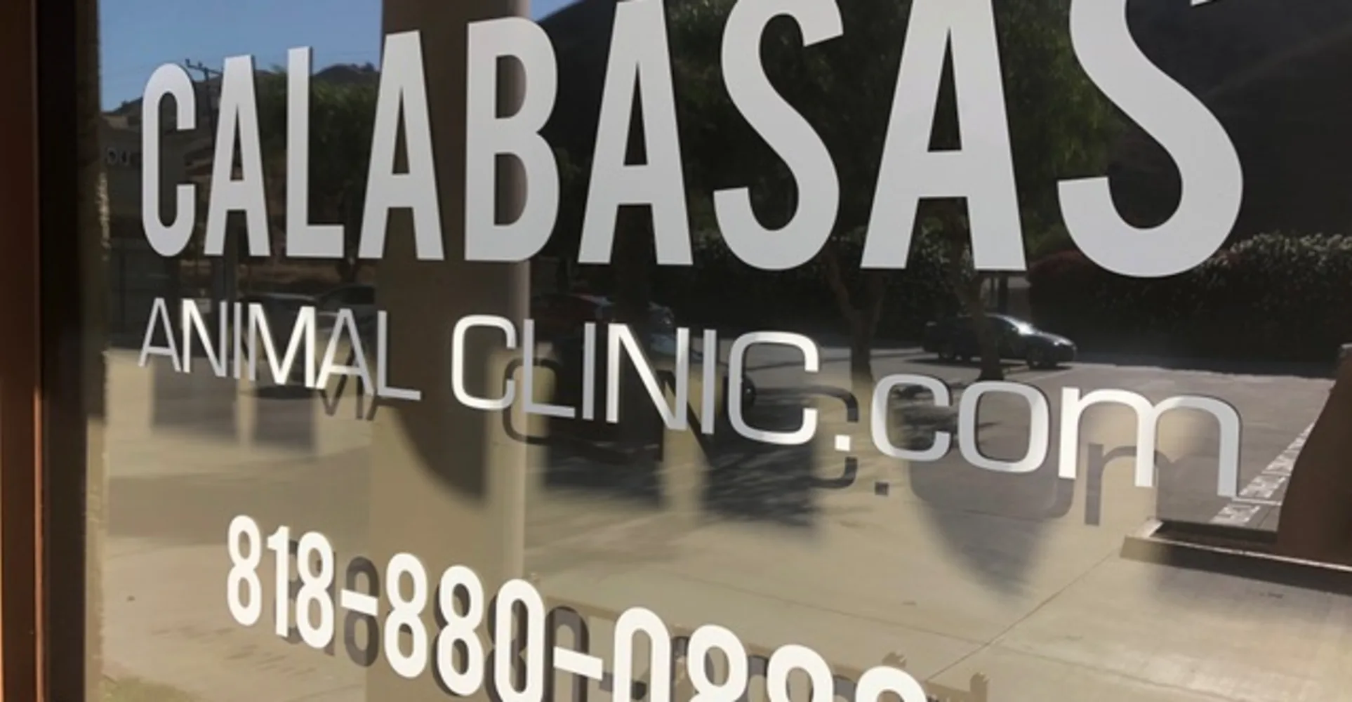 Calabasas Animal Clinic Sign that has their phone number 818-880-0888 and website url